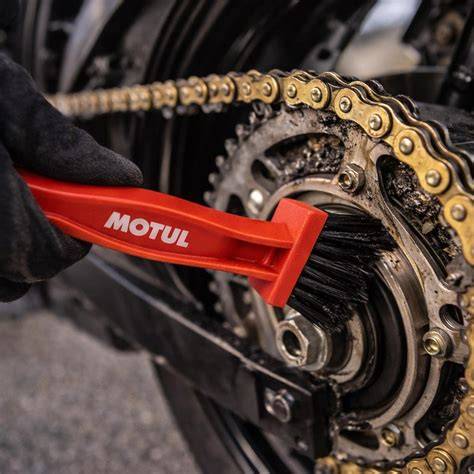 čištění a mazání řetězu motocyklu