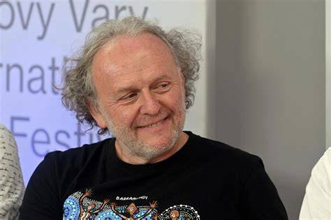 Jaroslav Dušek na pódiu při improvizaci