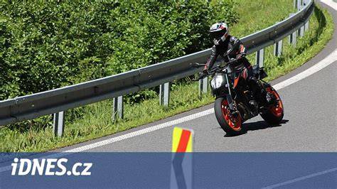 motorkář v kompletní ochranné výbavě