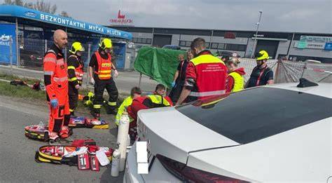 zásah záchranářů u nehody motocyklu