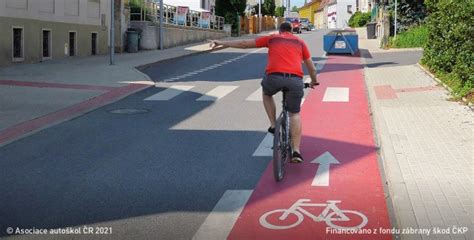 Bezpečná poloha cyklisty v jízdním pruhu