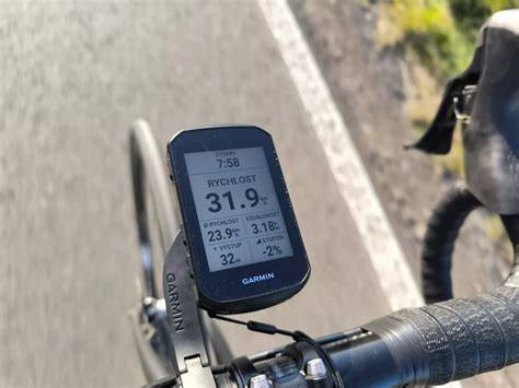 cyklista používá GPS aplikaci na řídítkách