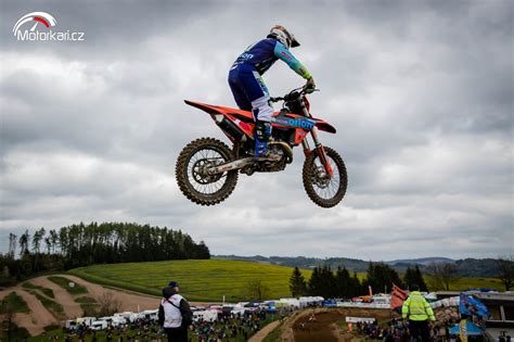 motokros trať záběr plný skoků a zatáček
