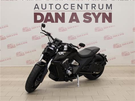 V9 s koncovkou short chopper na silnici
